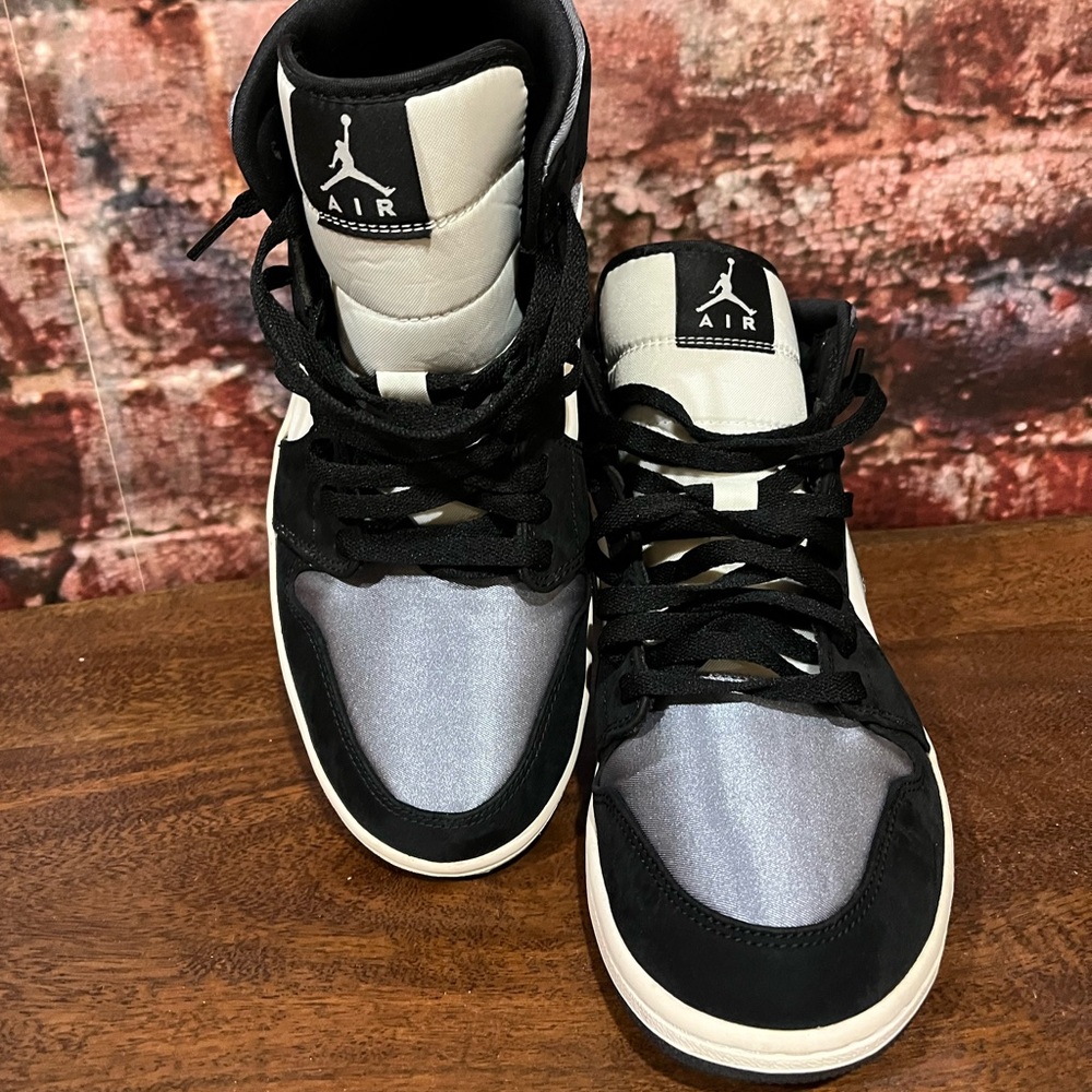 PREOWNED EXCELLENT CONDITION Nike Black Grey and White JORDAN 1’s Sneakers - Picture 9 of 10